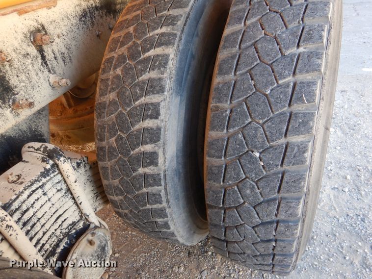 image for item DN2563 2000 Mack DM690S  ready mix truck