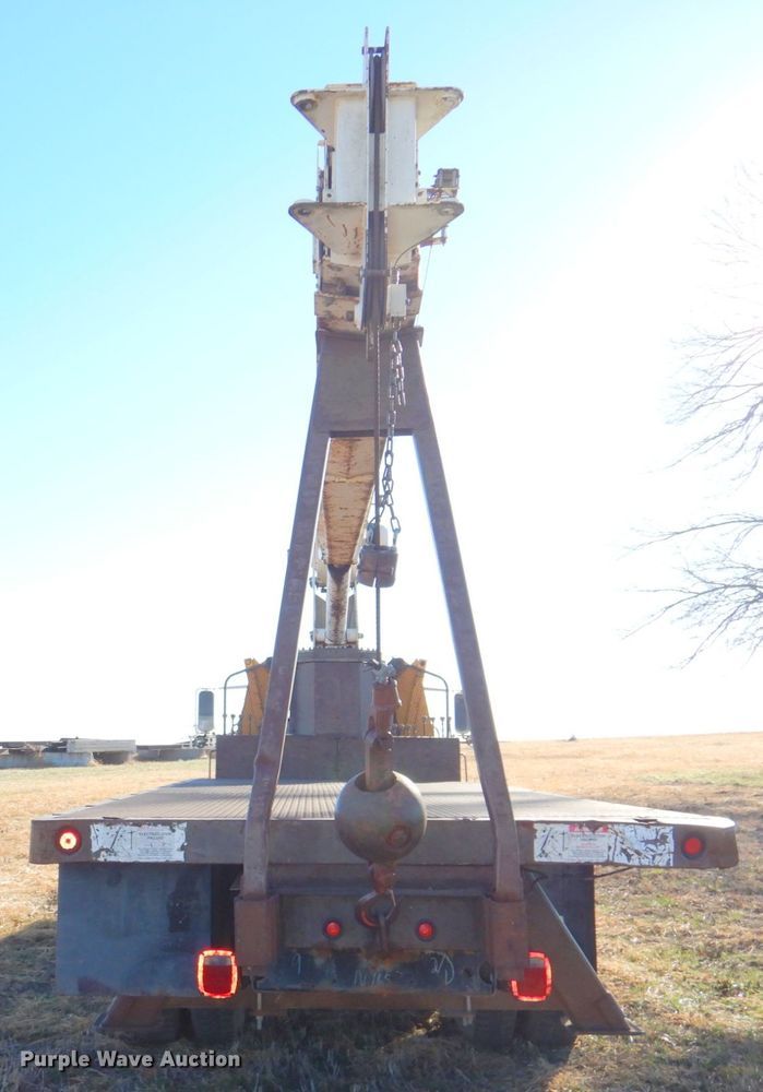 image for item DN2620 1989 GMC C7000  crane truck