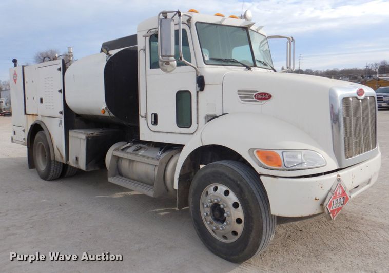 image for item DN2650 2006 Peterbilt 335  fuel / lube truck