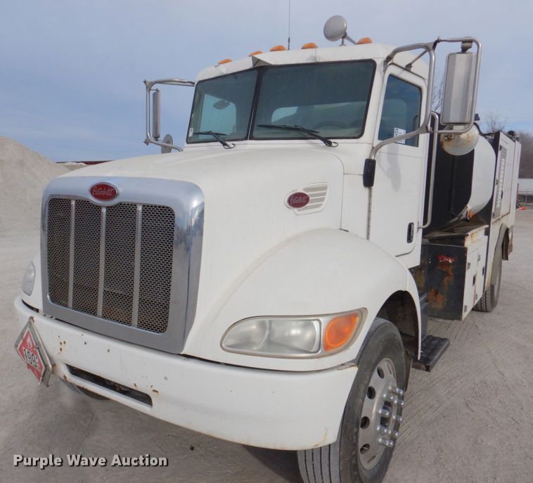 image for item DN2650 2006 Peterbilt 335  fuel / lube truck
