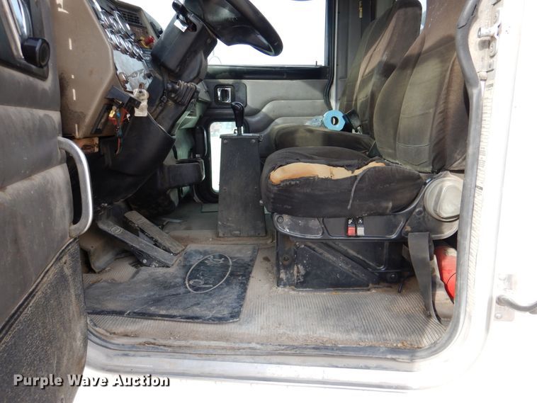 image for item DN2650 2006 Peterbilt 335  fuel / lube truck