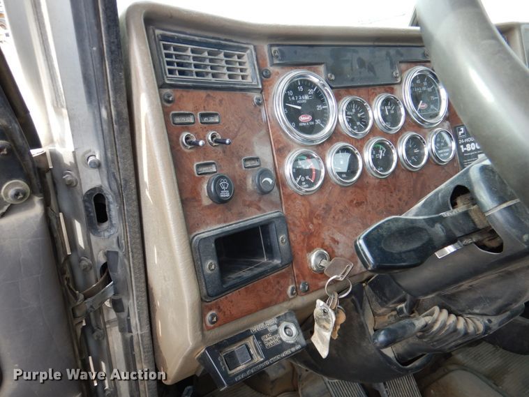 image for item DN2650 2006 Peterbilt 335  fuel / lube truck