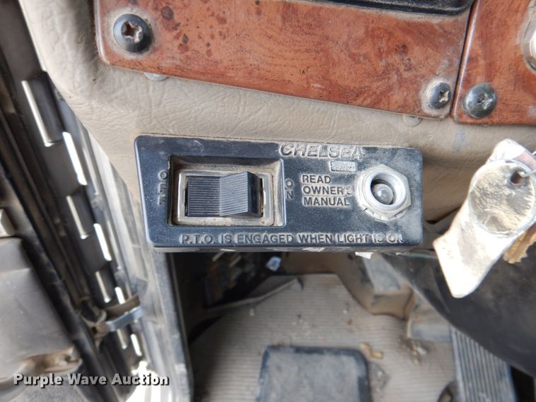 image for item DN2650 2006 Peterbilt 335  fuel / lube truck