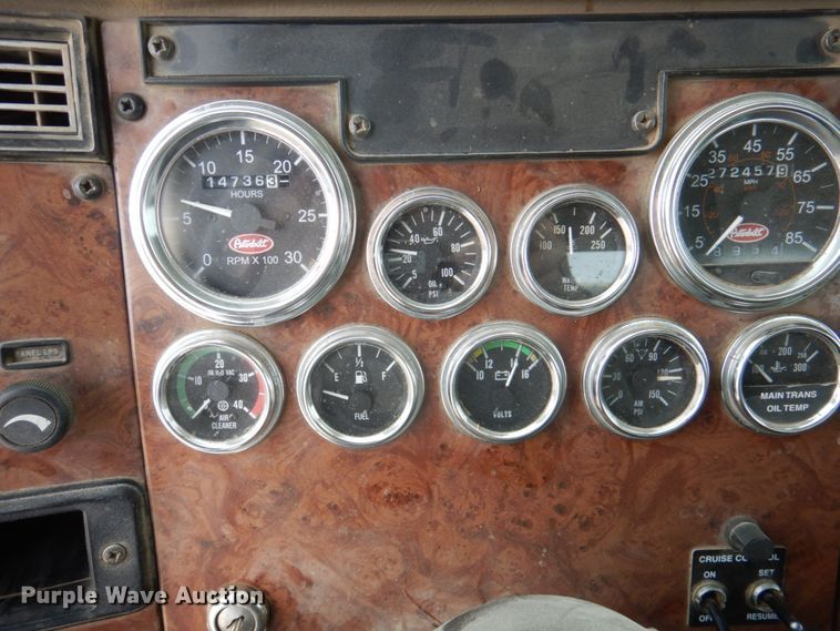 image for item DN2650 2006 Peterbilt 335  fuel / lube truck