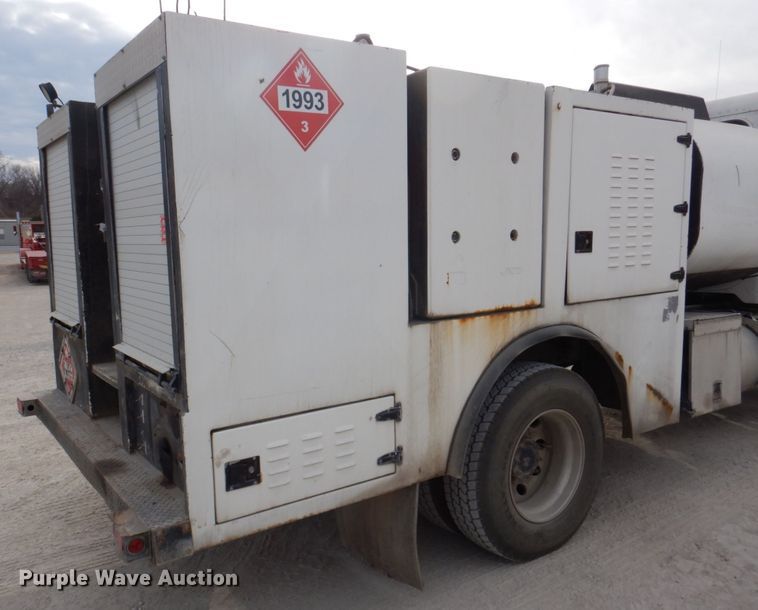 image for item DN2650 2006 Peterbilt 335  fuel / lube truck