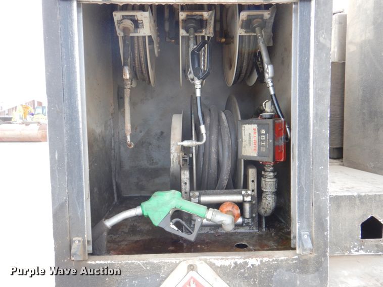 image for item DN2650 2006 Peterbilt 335  fuel / lube truck