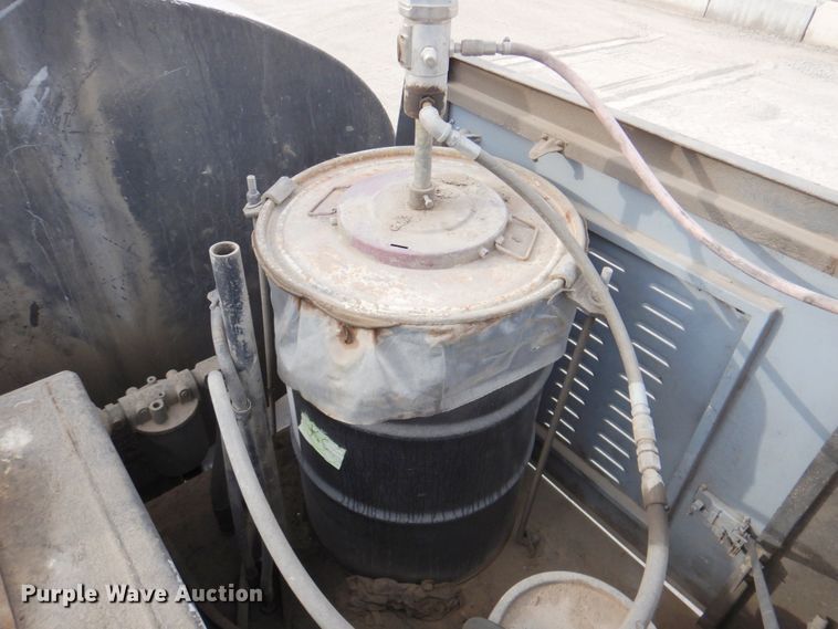 image for item DN2650 2006 Peterbilt 335  fuel / lube truck