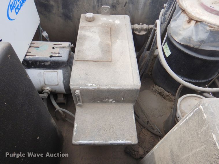 image for item DN2650 2006 Peterbilt 335  fuel / lube truck