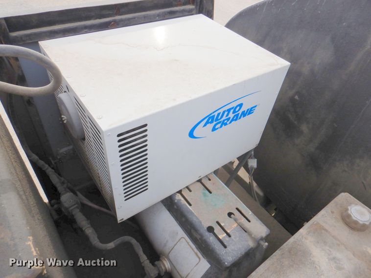 image for item DN2650 2006 Peterbilt 335  fuel / lube truck