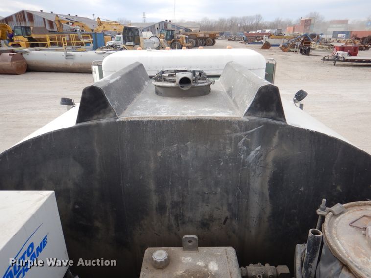 image for item DN2650 2006 Peterbilt 335  fuel / lube truck