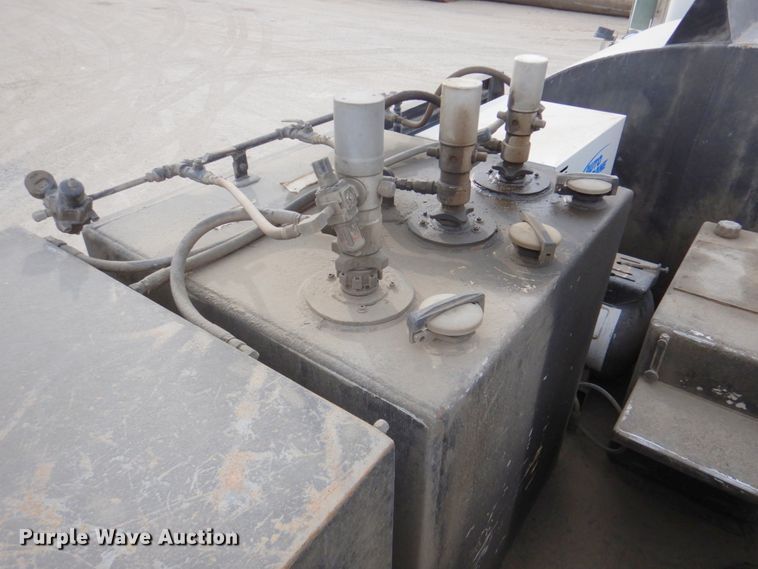 image for item DN2650 2006 Peterbilt 335  fuel / lube truck