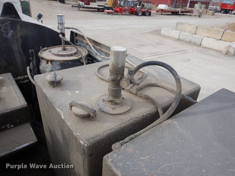 image for item DN2650 2006 Peterbilt 335  fuel / lube truck