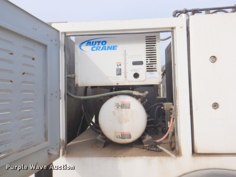 image for item DN2650 2006 Peterbilt 335  fuel / lube truck