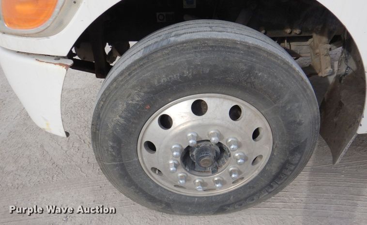 image for item DN2650 2006 Peterbilt 335  fuel / lube truck