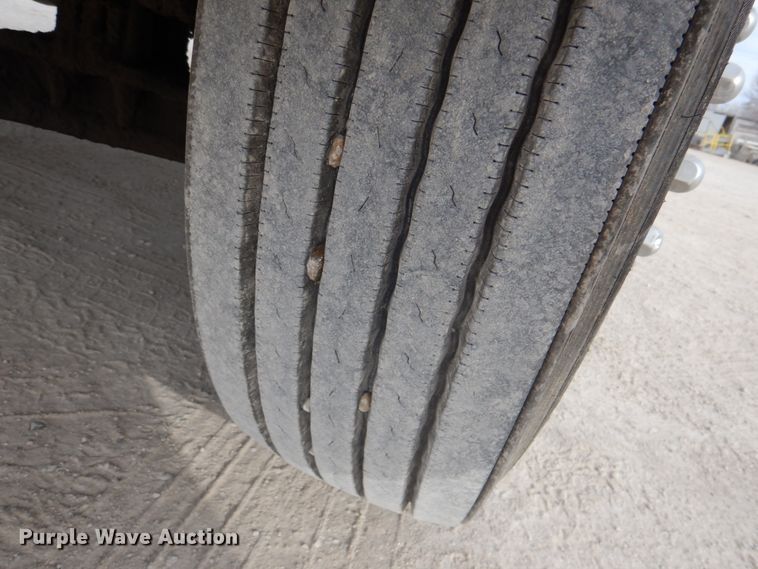 image for item DN2650 2006 Peterbilt 335  fuel / lube truck