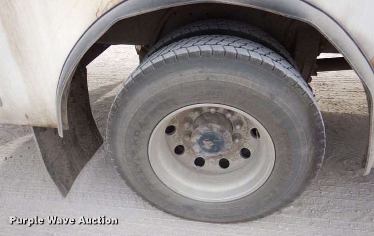 image for item DN2650 2006 Peterbilt 335  fuel / lube truck