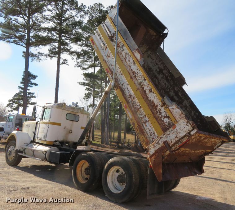 image for item DN7854 1985 Western Star 4900  dump truck