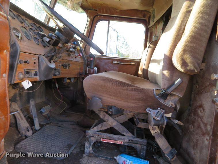 image for item DN7854 1985 Western Star 4900  dump truck