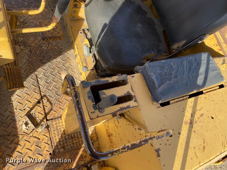 image for item IF9268 1990 Komatsu D68E  dozer