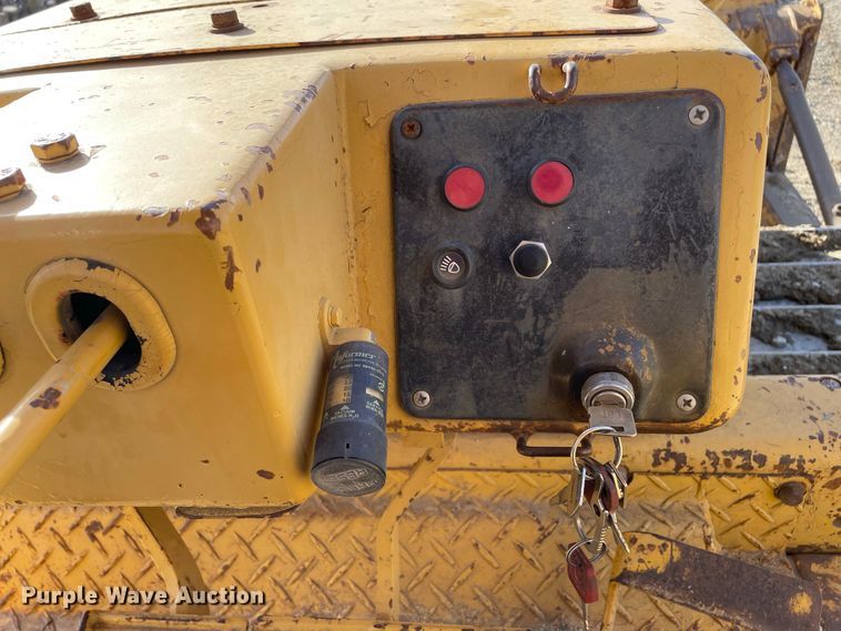 image for item IF9268 1990 Komatsu D68E  dozer