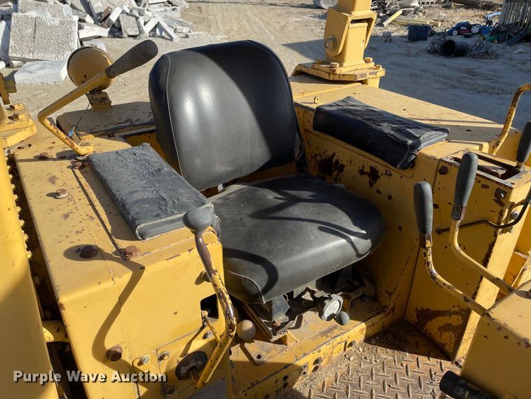 image for item IF9268 1990 Komatsu D68E  dozer