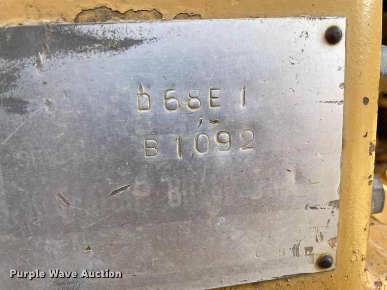 image for item IF9268 1990 Komatsu D68E  dozer