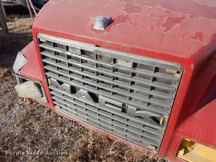 image for item IH9109 Mack truck hood