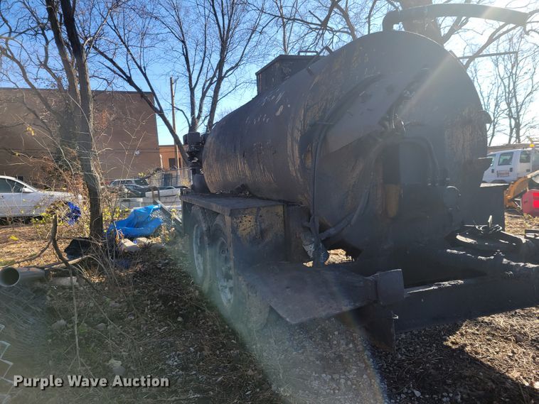 image for item IV9736 2012 Neal  seal coat trailer