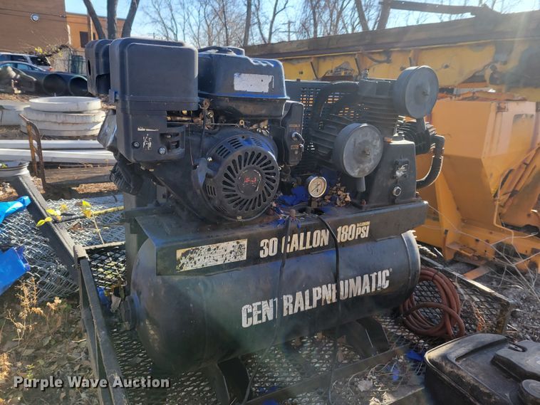 image for item IV9736 2012 Neal  seal coat trailer