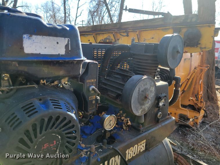 image for item IV9736 2012 Neal  seal coat trailer