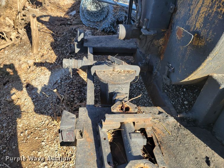 image for item IV9736 2012 Neal  seal coat trailer