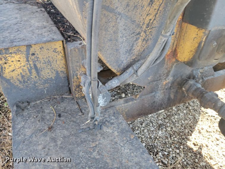 image for item IV9736 2012 Neal  seal coat trailer