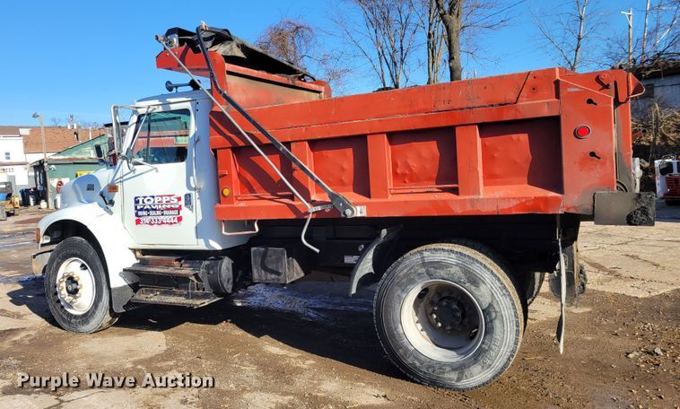 image for item IV9740 2000 International 4700  dump truck
