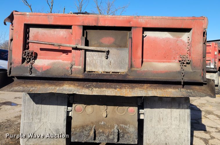 image for item IV9740 2000 International 4700  dump truck