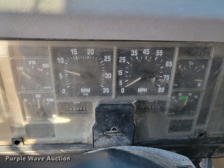 image for item IV9740 2000 International 4700  dump truck