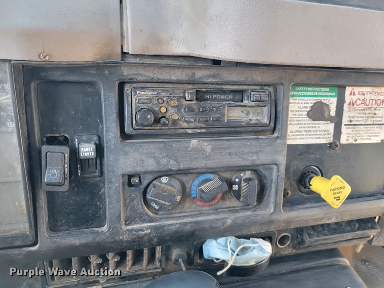 image for item IV9740 2000 International 4700  dump truck