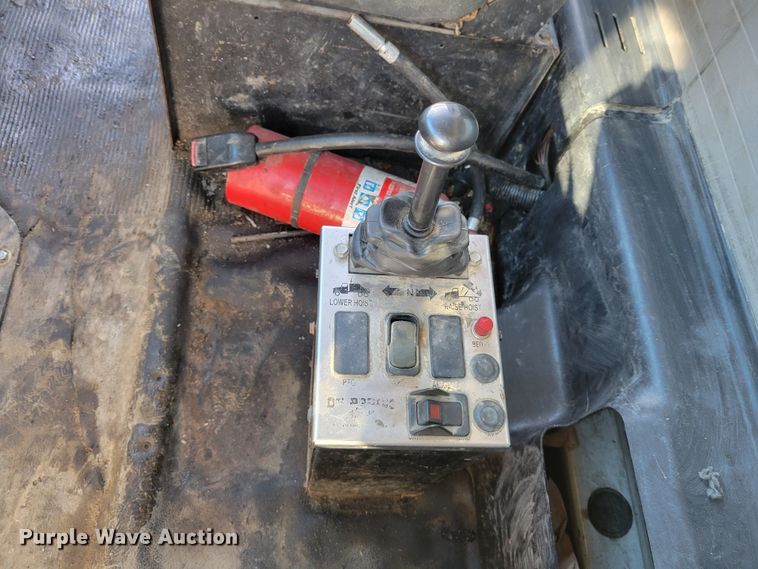 image for item IV9740 2000 International 4700  dump truck