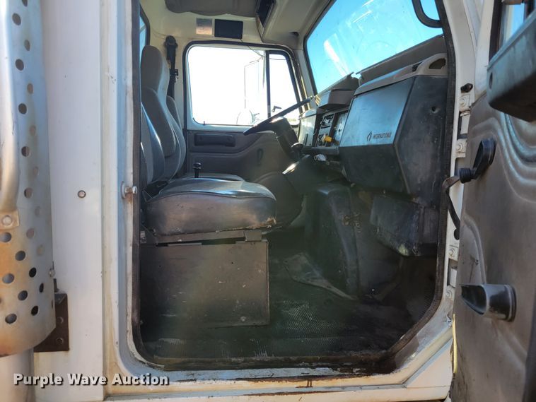 image for item IV9740 2000 International 4700  dump truck