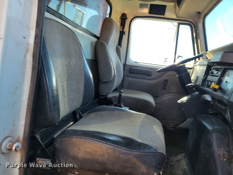 image for item IV9740 2000 International 4700  dump truck