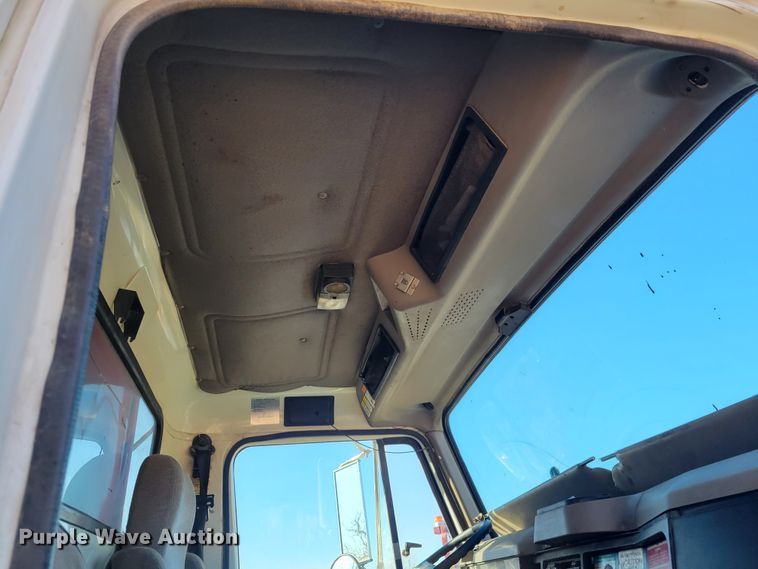 image for item IV9740 2000 International 4700  dump truck