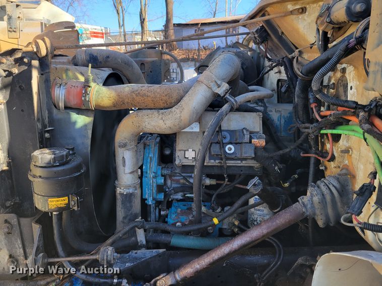 image for item IV9740 2000 International 4700  dump truck