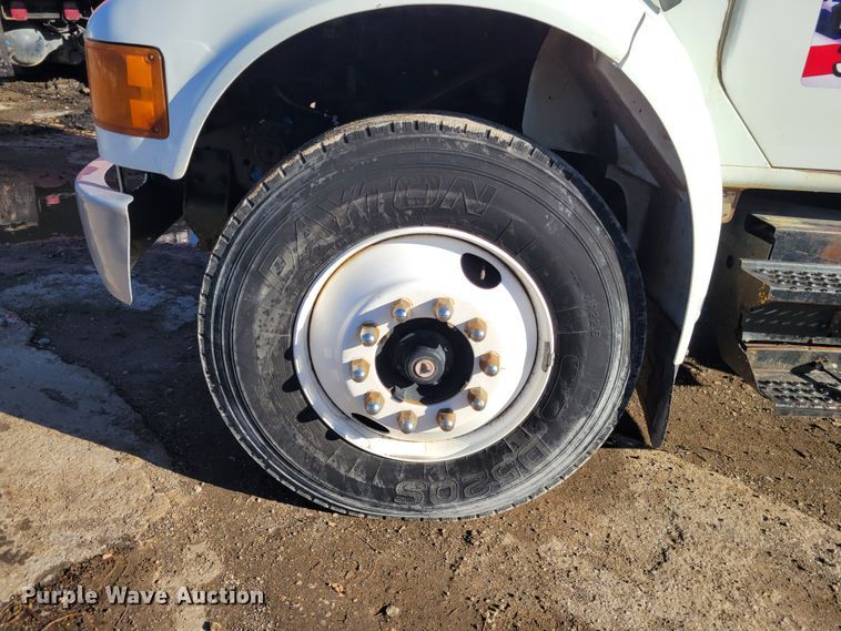 image for item IV9740 2000 International 4700  dump truck