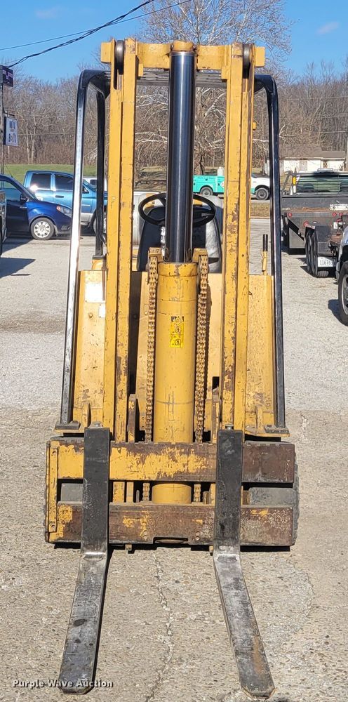 image for item IV9743 Caterpillar T40C  forklift