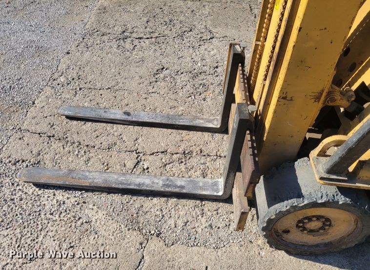 image for item IV9743 Caterpillar T40C  forklift