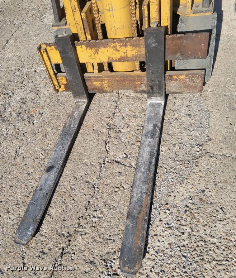 image for item IV9743 Caterpillar T40C  forklift