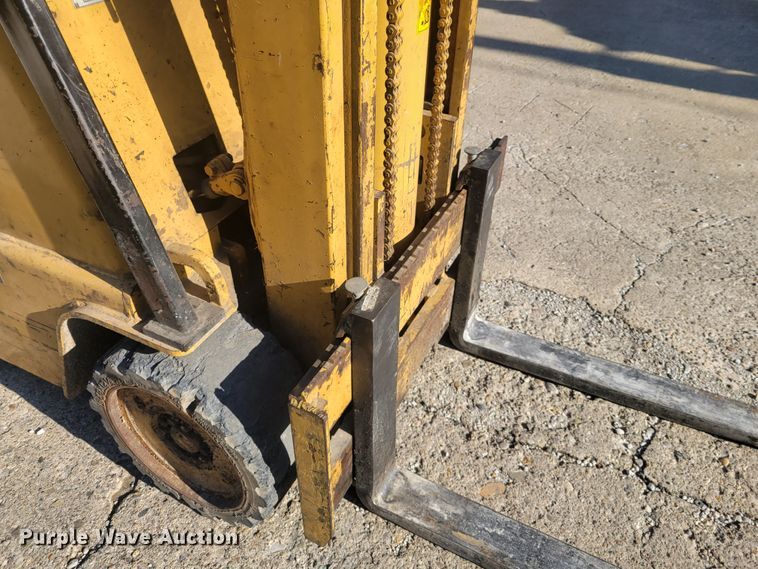 image for item IV9743 Caterpillar T40C  forklift