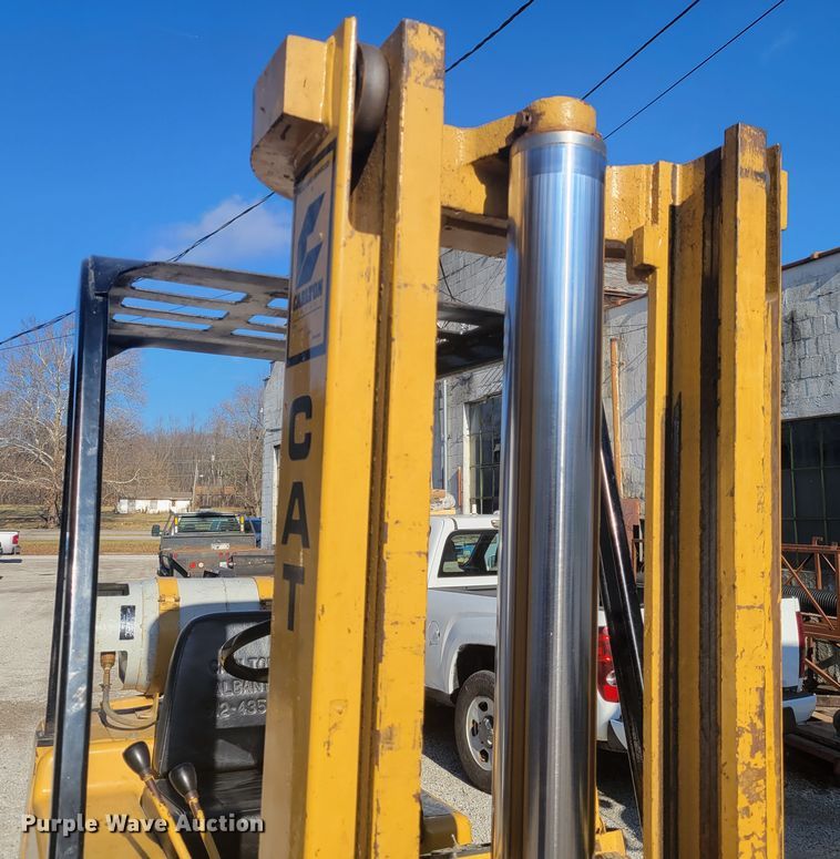 image for item IV9743 Caterpillar T40C  forklift