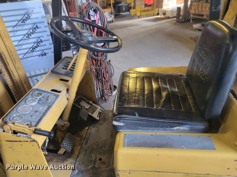 image for item IV9743 Caterpillar T40C  forklift