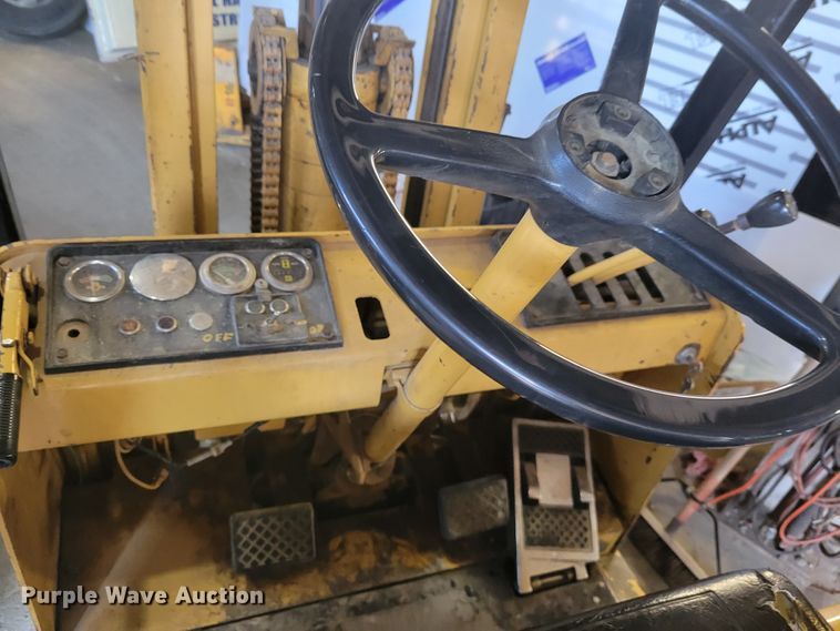 image for item IV9743 Caterpillar T40C  forklift