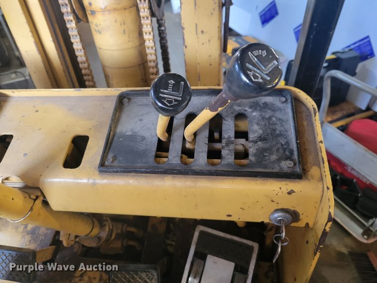 image for item IV9743 Caterpillar T40C  forklift